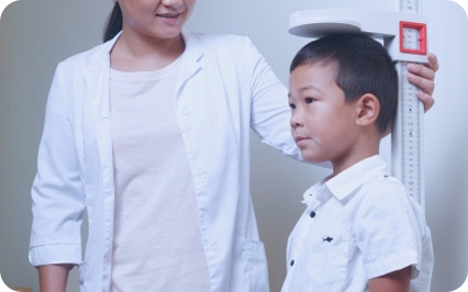 身長をはかる子供